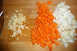 Шаг 2. Лук, чеснок и морковь нарезать.