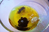 Шаг 6. Смешать оливковое масло, мед и горчицу, посолить и поперчить по вкусу.
