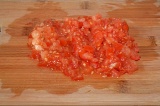 Шаг 6. Мелко нарезать помидоры. Смешать помидоры с мелко рубленой зеленью.