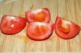 Шаг 9. Порезать помидоры и порвать листья салата. Уложить на тарелку вместе с мя