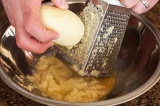 Шаг 2. Отварить картофель и натереть на терке.