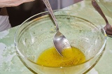 Шаг 4. Смешать лимонный сок, оливковое масло, соль и перец.