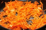 Шаг 4. Добавить натертую морковь к луку и обжарить.