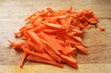 Шаг 2. Нарезать морковь брусочками.