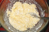 Шаг 4. Перемешать сыр, яйцо и чеснок, заправив немного майонезом.