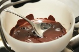 Шаг 3. Шоколад растопить на водяной бане или в микроволновой печи.