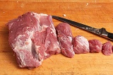 Шаг 1. Мясо нарезать поперек волокон толщиной около 1,5 см.