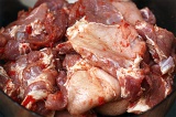 Шаг 5. Мясо залить измельченными овощами и оставить на 1 час в прохладном месте.