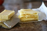 Шаг 5. Сыр нарезать тонкими слайсами.