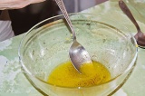 Шаг 6. Смешать мед, оливковое масло и сок лимона, добавить по вкусу соль, припра