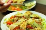 Шаг 7. На тарелку выложить овощи и кусочки курицы, сыр. Полить салат заправкой.