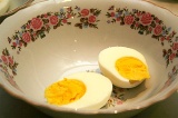 Шаг 4. Отварить яйцо. Сваренное яйцо нарезать.
