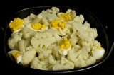 Шаг 5. Посыпать капусту яйцом. Блюдо можно подавать вместе с оливковым или сливо