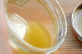Шаг 1. Смешать лимонный сок и растительное масло.