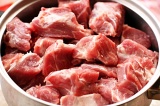 Шаг 1. Мясо промыть и нарезать на кусочки среднего размера.