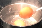 Шаг 1. Яйца отварить.