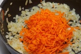 Шаг 4. В сковороду добавить растительное масло, выложить лук и морковь.