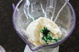 Шаг 3. Смешать в блендере мороженое, молоко, экстракт мяты и зеленый краситель.