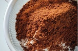 Шаг 8. Какао-порошок, сахарную пудру и крахмал просеять.