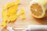 Шаг 1. Помыть и высушить лимоны. Затем срезать с них цедру.