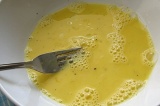 Шаг 2. Яйцо взболтать вилкой, добавить соль и перец по вкусу.