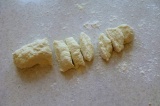 Шаг 4. Готовое тесто скатать в колбаску и порезать на равные куски.