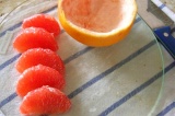 Шаг 1. Очистить грейпфрут и удалить кожуру и перегородки.
