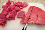 Шаг 1. Мясо нарезать кубиками.