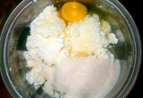 Шаг 2. Творог, яйца, сахар, соль растереть.