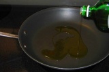 Шаг 7. В сковороду налить масло.