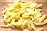 Шаг 7. Картофель порезать брусочками.