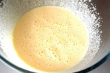 Шаг 1. Яйцо взбить с сахаром и солью.