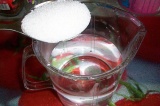 Шаг 1. В горячую воду добавить ложку сахара и соль.