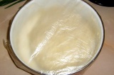 Шаг 5. Вымесить тесто, накрыть пленкой и полотенцем.