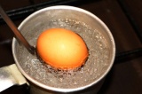 Шаг 4. Сварить яйцо.
