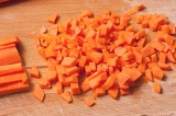 Шаг 5. Морковь порезать кубиками.