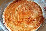Шаг 3. Смазать основу пиццы томатной пастой.