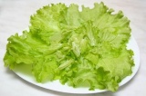 Шаг 9. Листья салата выложить на тарелку, сверху положить все ингредиенты и поли
