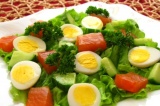 Готовое блюдо: салат с горбушей, яйцами и огурцами