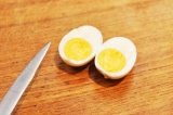 Шаг 5. Разрезать яйца пополам.
