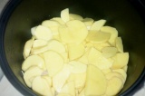 Шаг 6. На голени слоем выложить лук и картофель.