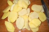 Шаг 3. Картофель нарезать кружочками.