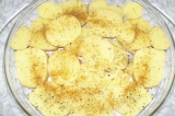 Шаг 4. Выложить картофель на блюдо, посолить и поперчить по вкусу.