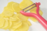 Шаг 1. Картофель очистить и тонко нарезать кружочками.