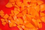 Шаг 2. Морковь порезать полукружочками.