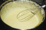 Шаг 1. В кастрюлю со сливками добавить яйцо, сахар и соль. Приготовить крем.