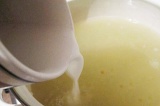 Шаг 7. В кипящую воду добавить цедру, сок лимона и масло, влить крахмал.