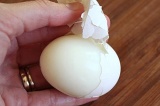 Шаг 1. Яйца отварить и очистить от скорлупы.