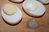 Шаг 2. Яйца разрезать пополам и аккуратно вынуть желтки.