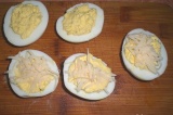 Шаг 5. Заполнить начинкой формочки из яичного белка, присыпать сыром.